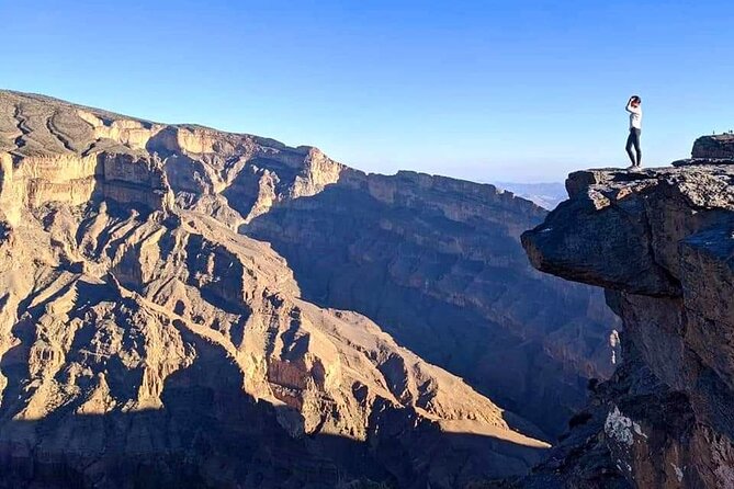 2-Days 1 Night Private Jebel Shams Tour - Walking and viewing the Jebel Shams canyon