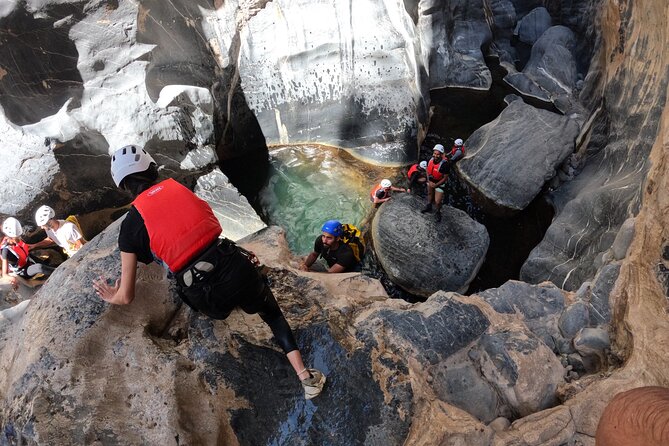 Full Day - Snake Canyon Adventure Tour in Jebel Shams region - Entering Snake Canyon near Bald Sayt