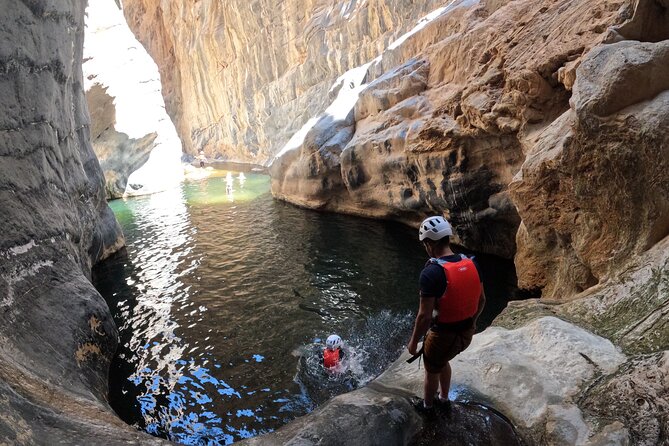 Full Day - Snake Canyon Adventure Tour in Jebel Shams region - Snacks, water, and an Omani lunch