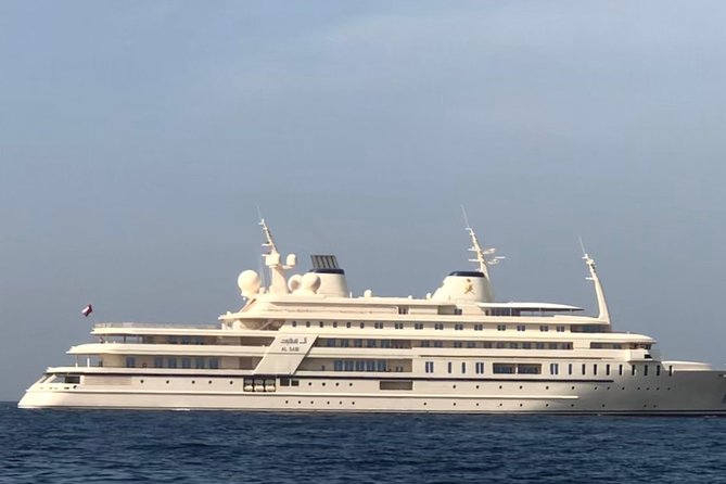 Muscat: City Highlights Experience with Transfer - Shopping and people-watching at Mutrah Souq