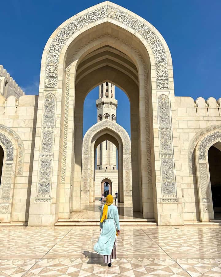 Muscat City Tour and life with Omani Guy ( luxury car). - A pause at Al-Qurm Beach