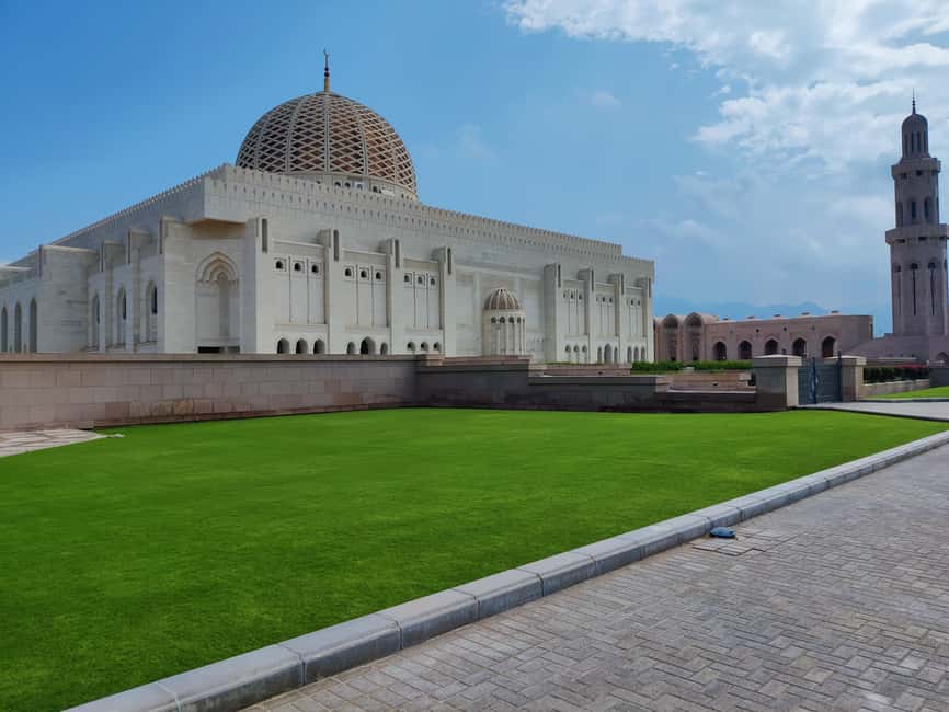 Muscat: Full-Day Private City Tour by luxury Car with Guide - Why a private car works well in Muscat