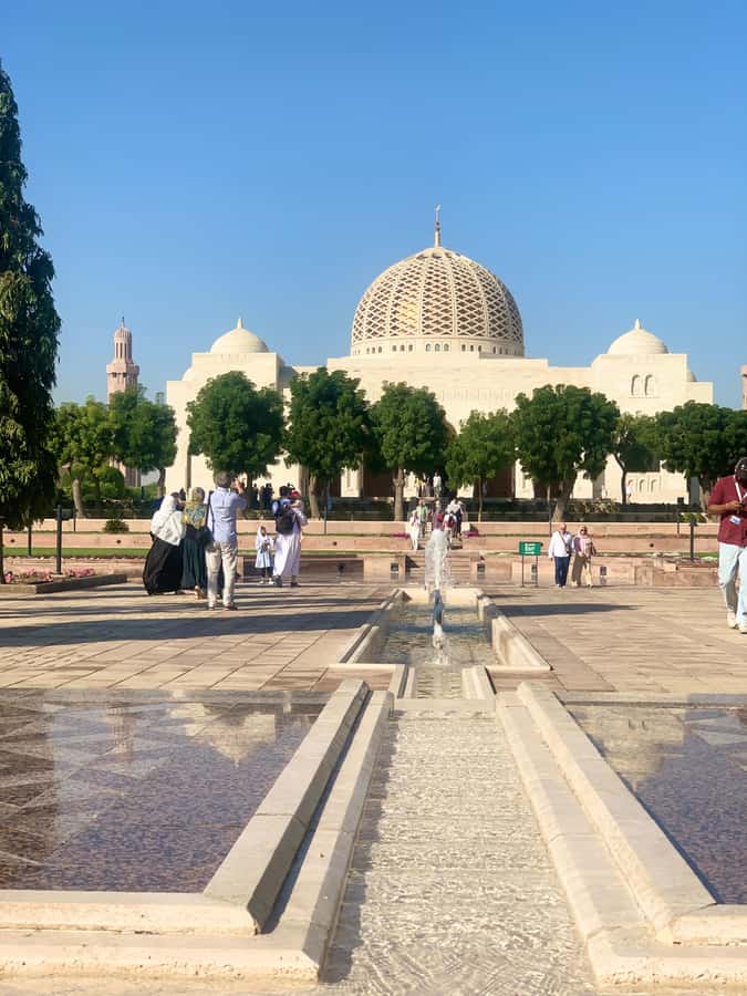 Muscat: Group City Tour with Pickup and Lunch or Dinner - Karak tea and Omani bread at Qurum Beach