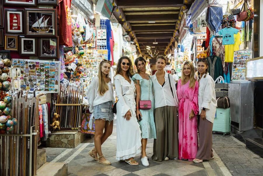 Muscat: Guided Walking Tour of Corniche, Souq & Mutrah Fort - Walking the Mutrah Corniche beside the harbor