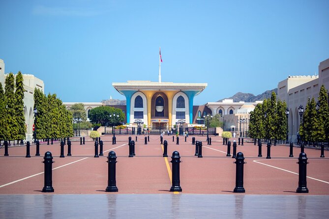 Muscat Half Day City Tour with Audio Guiding - Muttrah Souk: shopping, scents, and a flexible finish