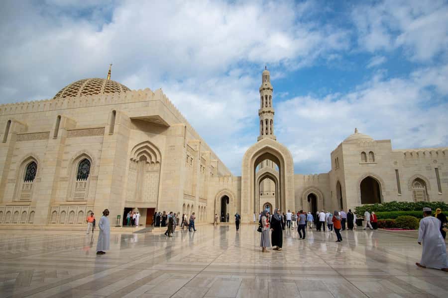 Muscat: Half-Day Sightseeing Essentials Tour and Audio Guide - Guides, group size, and the pace