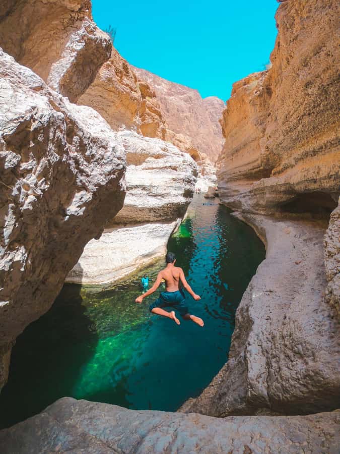Muscat: Wadi Shab & Bimmah Sinkhole Tour with Pickup & Lunch - Lunch gives the schedule a useful pause