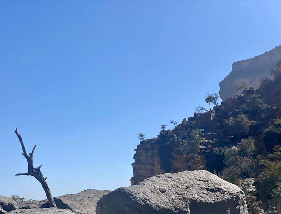 Nizwa: Jebel Shams Balcony Walk and Via Ferrata Adventure - The Balcony Walk and its quiet mountain villages