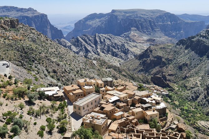 Private Day-Tour in Nizwa and Jebel Akhdar - Nizwa Souq beside the castle