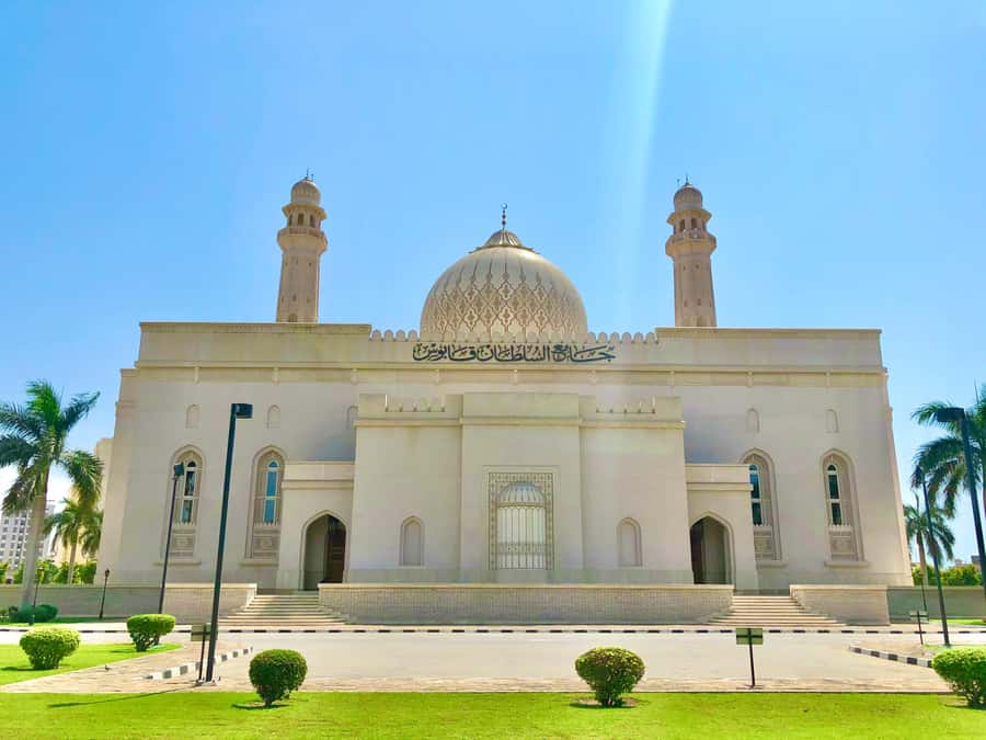 Salalah City Tour: Discover the Best of Oman’s Coastal Gem - Sultan Qaboos Mosque: begin with Omani design and etiquette