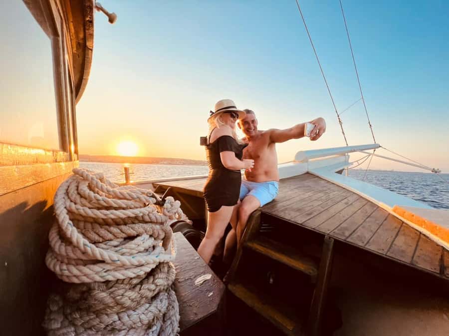 Sunset Dhow Cruise - The Sultan Palace from the water